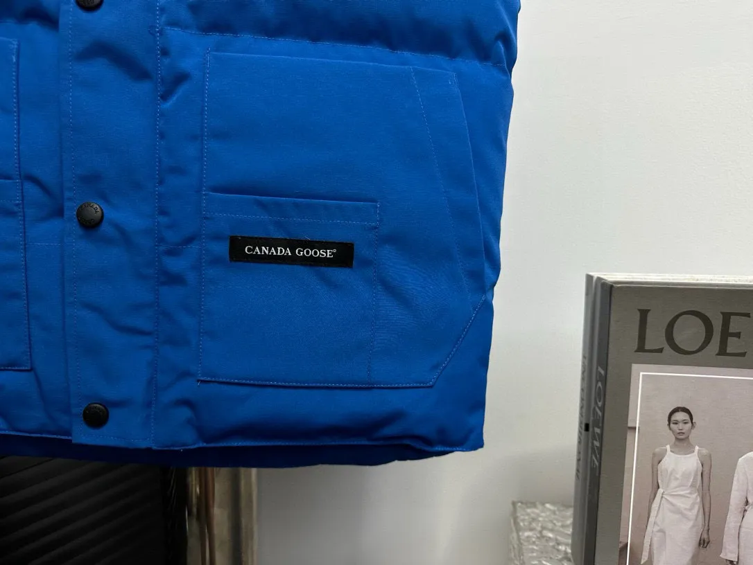 P360 [Canada Goose] Canada Goose #Freestyle Crew 4154M Men’s and Women’s Vest Down# ➖ Imported Behringer embroidery machine with customized 10,000-needle embroidery logo! ➖ Imported 21-count polyester-cotton blended original fabric, using Feather-Light 10D waterproof coating fabric, made of 84.5% polyester fiber and 15.5% cotton, 100% the best feel in the entire network! ➖ The genuine official website uses the national standard 80 white duck down, and will never be misled by false claims such as 90 down or goose down! ➖ 100% nylon nylon lining with double double-layer sealing design to prevent velvet from running away. Top-grade polar fleece is used in the collar and pockets to keep warm and comfortable! ➖ Yoshida YKK provides original custom-made electroplated sliders. YKK two-way lockable zippers are tight and smooth and will not peel off paint! ➖ 3M composite original Velcro is durable, and all accessories and hardware are disassembled and customized! ⛔No slander, no exaggeration, no need for too much copywriting, because it is focused, it is professional!  SIZE: XS S M L XL XXL